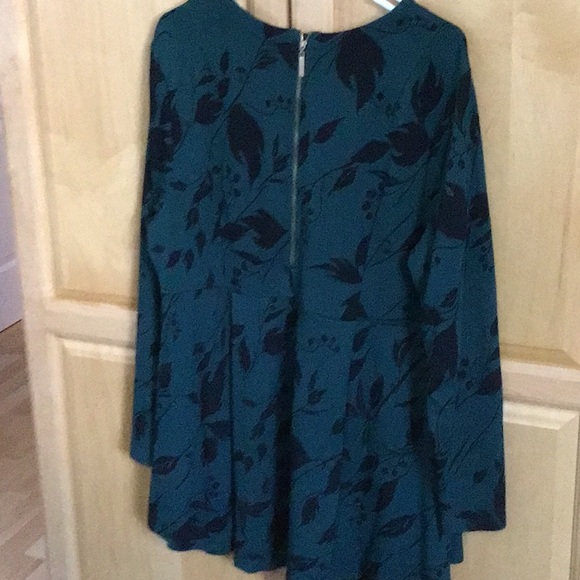 Like new Ladies Green Long Sleeve Blouse, Top 1X - Picture 2 of 3